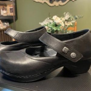 Dansko dress shoes slip-on style in real leather. Size 41